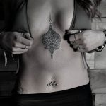фото тату под женской грудью 26.01.2019 №079 - tattoo under the breasts - tatufoto.com
