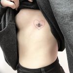 фото тату под женской грудью 26.01.2019 №097 - tattoo under the breasts - tatufoto.com