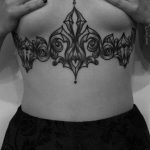 фото тату под женской грудью 26.01.2019 №152 - tattoo under the breasts - tatufoto.com