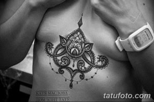 фото тату под женской грудью 26.01.2019 №192 - tattoo under the breasts - tatufoto.com