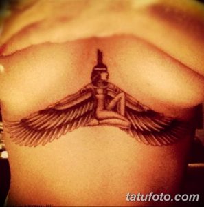 Татуировка с изображением крылатой богини в древнеегипетском стиле, расположенная под грудью. Мистический и загадочный рисунок.