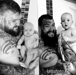 Фотография мужчины с густой бородой и татуировками на теле, держащего на руках младенца в ванной.