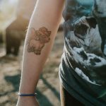 Фото тату Вии, покемона, на запястье. Цветная татуировка, стиль аниме, небольшая татуировка, милый дизайн.