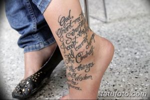 Фото тату надписи на лодыжке. Черно-белый рисунок татуировки, каллиграфический шрифт, цитата о принятии и мужестве.