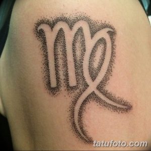 Фото татуировки на плече: знак зодиака Дева, выполненный точками (dotwork). Минималистичный и стильный дизайн.