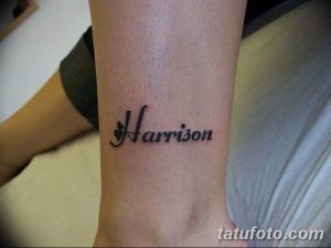 Фото тату: татуировка имени "Harrison" красивым шрифтом с декоративными завитушками на предплечье. Элегантный и индивидуальный рисунок татуировки.