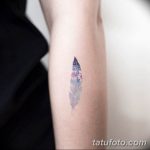 Фото тату: акварельный рисунок пера в пастельных тонах на предплечье. Нежный и воздушный эскиз тату, выполненный в технике акварели.