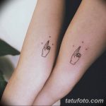 Фото тату двух соединенных пальцев на запястьях. Тонкие линии, минималистичный дизайн, символизирующий связь и близость. Идеально для парных татуировок.
