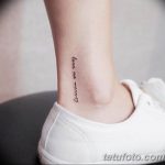 Фото тату: маленькая, черная надпись "love me more" с изображением сердца на лодыжке. Простой и трогательный рисунок татуировки в стиле леттеринг.