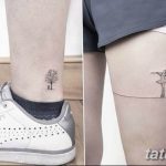 Фото тату на ноге: минималистичное изображение дерева и балерины в черном цвете. Изящные линии и небольшие размеры делают эти рисунки идеальными для тех, кто ценит простоту.
