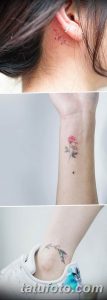Фото нескольких небольших цветочных татуировок: роза на запястье, веточка за ухом и цветочный браслет. Нежные рисунки татуировок в акварельном стиле.