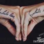 Фото тату с надписями 'Inhale love' и 'Exhale hate' на ладонях, символизирующими позитивное мышление и освобождение от негатива.