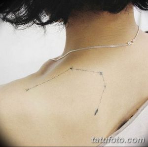 Фото тату созвездия на шее. Тонкие линии, минималистичный дизайн, нежный рисунок татуировки для девушек.