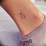 Фото тату маленькой птички на лодыжке. Тонкие линии, минималистичный дизайн, нежный рисунок татуировки для девушек.
