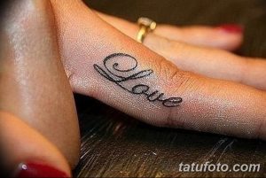 Фото тату надписи 'Love' на пальце. Изящный и романтичный рисунок татуировки, выполненный каллиграфическим шрифтом.