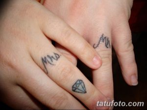 Фото тату: парные татуировки на пальцах рук с надписями "Mr" и "Mrs" и изображением бриллианта. Символ любви и брака в минималистичном исполнении.