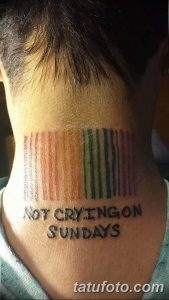 Фото тату: Штрих-код и надпись "NOT CRYING ON SUNDAYS" на затылке. Черно-белая татуировка, необычный дизайн.