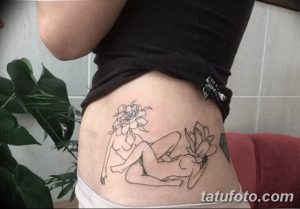 Фото тату: контурное изображение обнаженной девушки, окруженной цветами. Минималистичный стиль и изящные линии.
