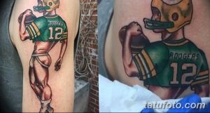 Фото тату: мультяшный рисунок Аарона Роджерса, квотербека Green Bay Packers, в позе супергероя. Яркие цвета и динамичная композиция.