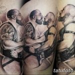 Фото тату: реалистичное изображение двух мускулистых мужчин, обнимающихся и целующихся. Детальная проработка мышц и теней.