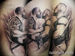 Фото тату: реалистичное изображение двух мускулистых мужчин, обнимающихся и целующихся. Детальная проработка мышц и теней.