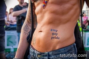 Фото татуировки на животе с надписью "#my gay pride". Стиль - простой, минималистичный.