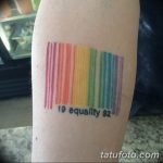 Фото татуировки в виде штрих-кода с радужными полосами и надписью 'Equality' под ним.