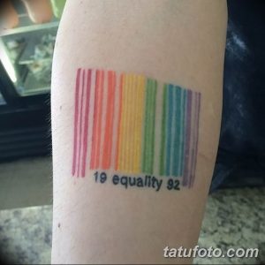 Фото татуировки в виде штрих-кода с радужными полосами и надписью 'Equality' под ним.