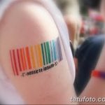 Фото татуировки, изображающей радужный штрих-код с надписью 'Гносите ipsum'. Оригинальный и необычный рисунок татуировки.