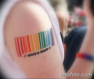 Фото татуировки, изображающей радужный штрих-код с надписью 'Гносите ipsum'. Оригинальный и необычный рисунок татуировки.