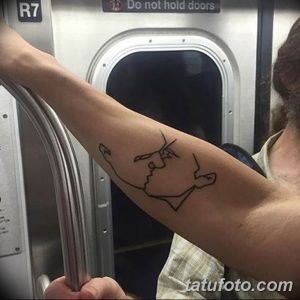 Фото минималистичной татуировки в виде портрета на руке, выполненной тонкими линиями. Идеально для тех, кто ищет стильные и необычные идеи для тату.