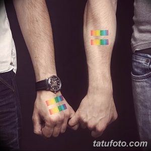 Фото парных татуировок в виде двух параллельных полосок на руках. Идеально для пар, желающих выразить свою любовь и единство.