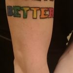 Фото татуировки с надписью 'It Gets Better' на предплечье, выполненной в ярких цветах. Отличный выбор для тех, кто ищет тату с позитивным посланием.