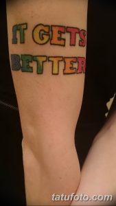 Фото татуировки с надписью 'It Gets Better' на предплечье, выполненной в ярких цветах. Отличный выбор для тех, кто ищет тату с позитивным посланием.