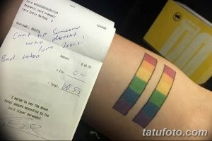 Фото тату на предплечье, сочетающее в себе изображение чека с надписью и две полосы радуги. Оригинальный и запоминающийся рисунок.