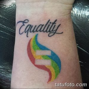 Фото тату: радужный символ равенства с надписью 'Equality' на запястье. Яркие цвета, позитивный посыл, поддержка ЛГБТК+ сообщества.