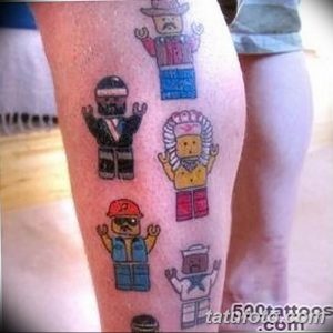Фото тату: несколько фигурок Lego, выполненных в ярких цветах, расположены на ноге человека.