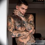 Фото тату: рукав на мужском теле, покрытый сложным черным и серым рисунком с элементами портретов и геометрических узоров.