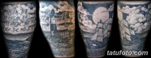 Фото тату: морской рукав с изображением маяка, корабля, волн и облаков. Черно-серые тона, реалистичный стиль, детализированная проработка.