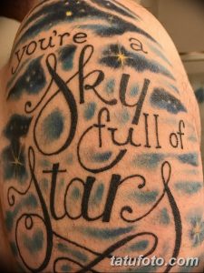 Фото татуировки с красивой каллиграфической надписью "You're a sky full of stars" на фоне звездного неба. Элегантный рисунок татуировки для романтиков.