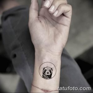 Фото тату панды в круге на запястье. Милый и минималистичный рисунок татуировки, выполненный в черном цвете.