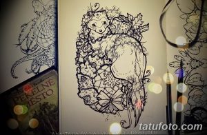 Черно-белый эскиз татуировки хорька, окруженного цветами и листьями, выполненный в детализированной графике. Идеально для любителей природы и животных.