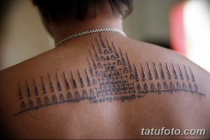 Фото татуировки Сак Янт, покрывающей спину человека. Сложный узор из геометрических фигур и символов, выполненный в черном цвете.
