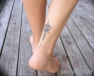 Фото тату: изящная татуировка на лодыжке, сочетающая в себе изображение цветка лотоса и надпись. Минималистичный дизайн и нежные линии делают эту тату идеальным выбором для девушек.