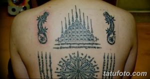 Фото тату с изображением сакральных символов и геометрических узоров на спине. Черно-белый рисунок татуировки с мистическим значением.