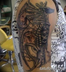 Фото тату самурая в доспехах на плече, выполненное в технике blackwork с использованием тонких линий и детализированной прорисовки.