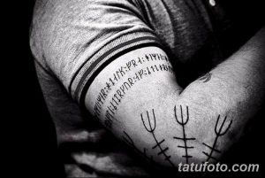 Фото тату: славянская татуировка на руке, руны, тризуб, черный цвет, эскиз татуировки в традиционном стиле.