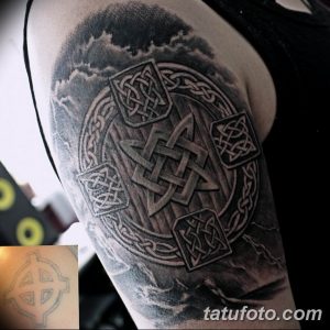 Фото тату: сложный кельтский узел на плече, выполненный в технике blackwork. Рисунок окружен облаками и имеет четкие линии.
