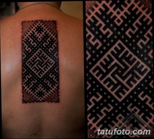 Фото тату: сложный геометрический узор в виде прямоугольника на спине человека. Черный рисунок татуировки с четкими линиями и повторяющимися элементами.
