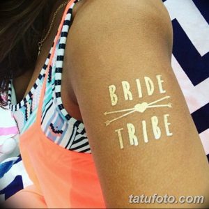 Фото тату с надписью 'Bride Tribe' и золотыми стрелами. Татуировка для девичника, временная татуировка.